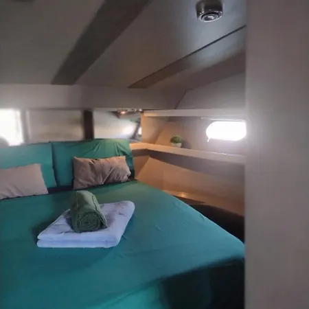 Yach Boat Hotel na wodzie *