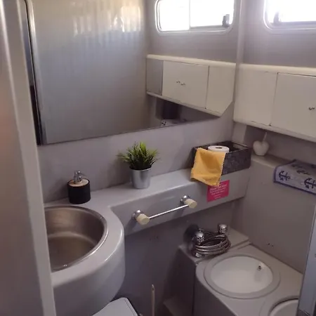 Yach Boat Hotel na wodzie *