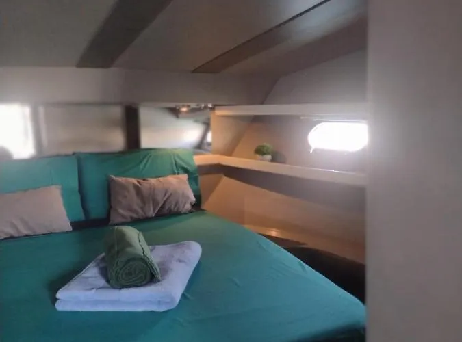 Yach Boat Botel *